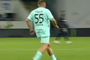 Insólito en Rumania: Dueño de 61 años juega minutos finales y desata un terremoto de críticas