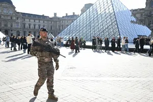 Arrestan a cuatro sospechosos del robo al Louvre cuando iban a ver Paris FC vs Lyon