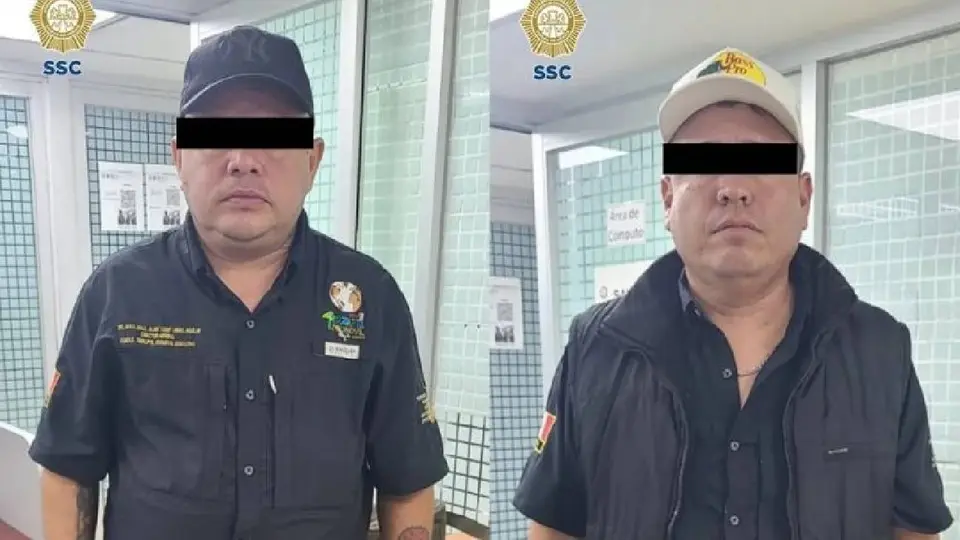 Detienen a hombres con un caimán, una serpiente y un mono capuchino en el Zócalo CDMX