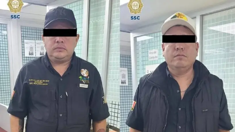 Detienen a hombres con un caimán, una serpiente y un mono capuchino en el Zócalo CDMX