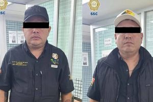 Detienen a hombres con un caimán, una serpiente y un mono capuchino en el Zócalo CDMX