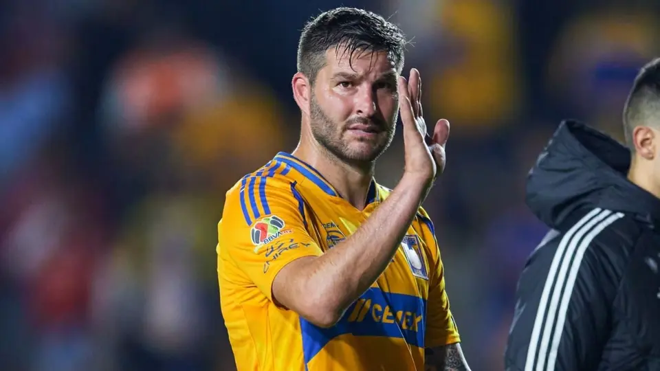 Gignac sorprende a aficionados vistiendo los colores de un equipo histórico del continente