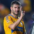 Gignac sorprende a aficionados vistiendo los colores de un equipo histórico del continente