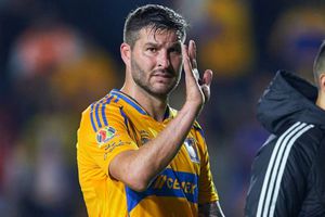 Gignac sorprende a aficionados vistiendo los colores de un equipo histórico del continente