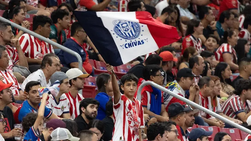 Afición de Chivas realiza colorida serenata previo al Clásico Tapatío