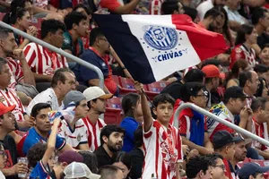 Afición de Chivas realiza colorida serenata previo al Clásico Tapatío