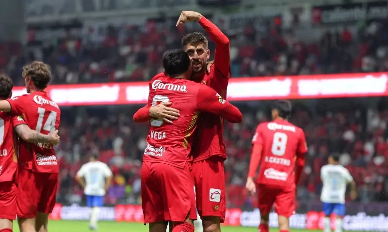 Alexis Vega y Paulinho celebran un gol | IMAGO7