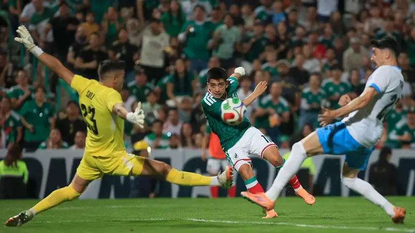 México empata con Uruguay con Gilberto Mora como figura