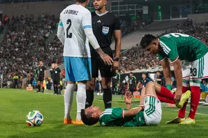 Hirving Lozano sale lesionado en duelo de la Selección Mexicana; Gilberto Mora ingresó de cambio