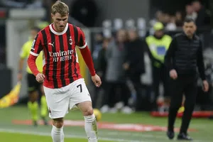 ¿Qué partidos se perderá Santiago Giménez tras anunciar que parará de jugar por lesión?