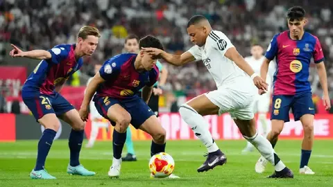 Real Madrid y Barcelona llevaron regalos a niños hospitalizados previo a Navidad