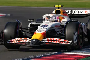 ¡Escalofriante! Liam Lawson estuvo a punto de atropellar a dos comisarios