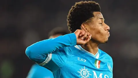¡Doble líder! Napoli vence a Roma y 'escala' al primer lugar junto con Milan
