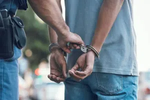 Detienen a sujeto que se disfrazó de su madre muerta para seguir cobrando su pensión