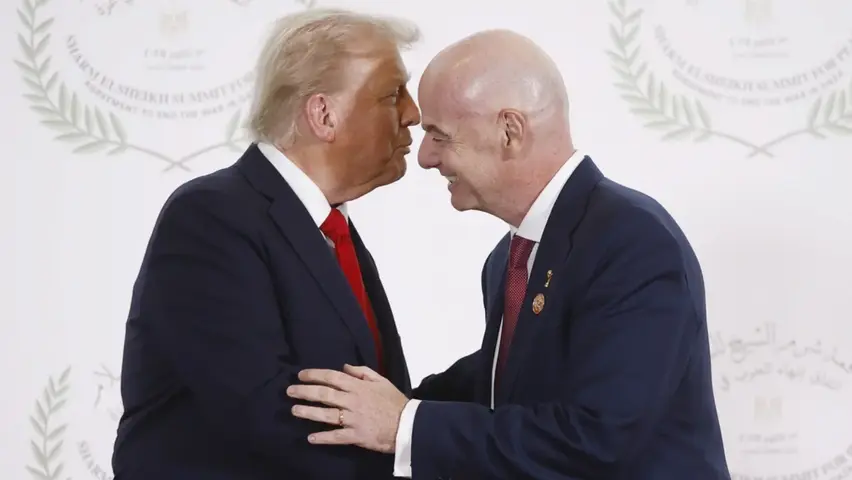 Gianni Infantino participó junto a Donald Trump en la cumbre por el acuerdo de paz en Gaza | AP