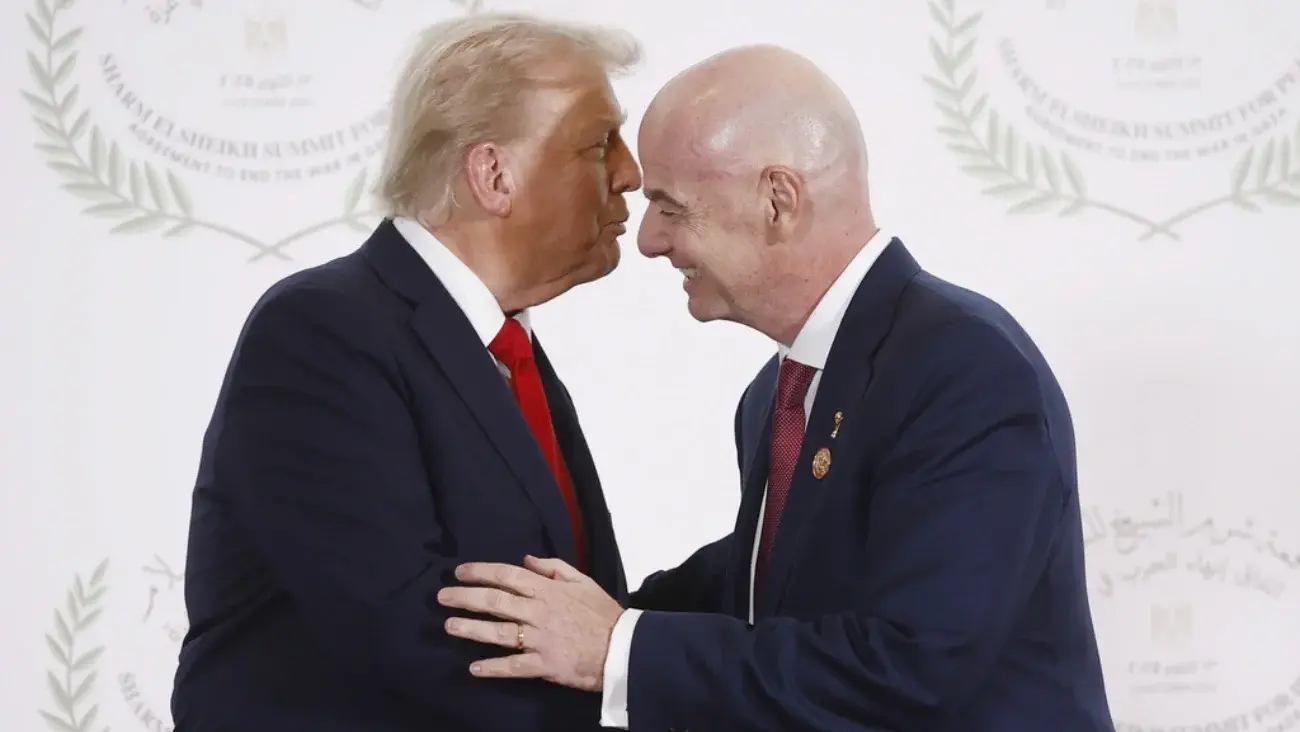 Gianni Infantino participó junto a Donald Trump en la cumbre por el acuerdo de paz en Gaza | AP