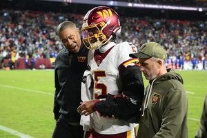 Jayden Daniels no necesitará cirugía después de dislocarse el codo ante Seahawks