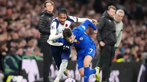 Tensión en Tottenham: Jugadores no dan la mano a Thomas Frank tras derrota con Chelsea