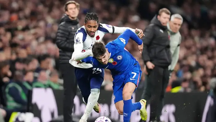 Tensión en Tottenham: Jugadores no dan la mano a Thomas Frank tras derrota con Chelsea