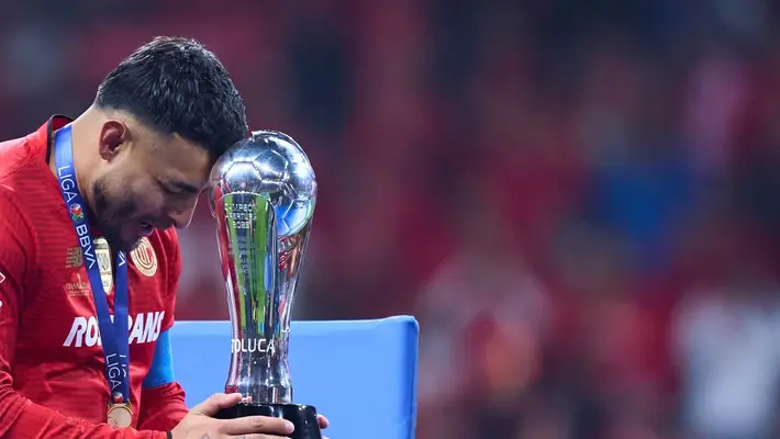 Alexis Vega y sus excesivos festejos por el bicampeonato de Toluca: mostró los glúteos y se puso en riesgo