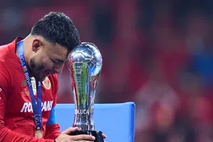 Alexis Vega y sus excesivos festejos por el bicampeonato de Toluca: mostró los glúteos y se puso en riesgo