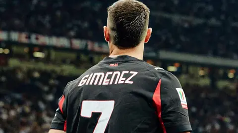 Santiago Giménez revela lesión que lo obligará parar 'un tiempo'