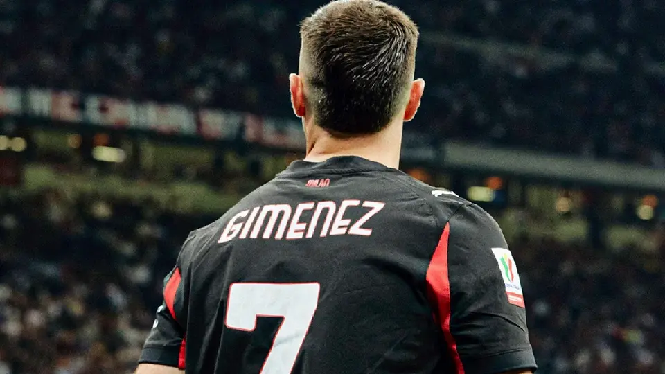 Santiago Giménez revela lesión que lo obligará parar 'un tiempo'
