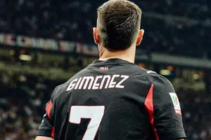 Santiago Giménez revela lesión que lo obligará parar 'un tiempo'