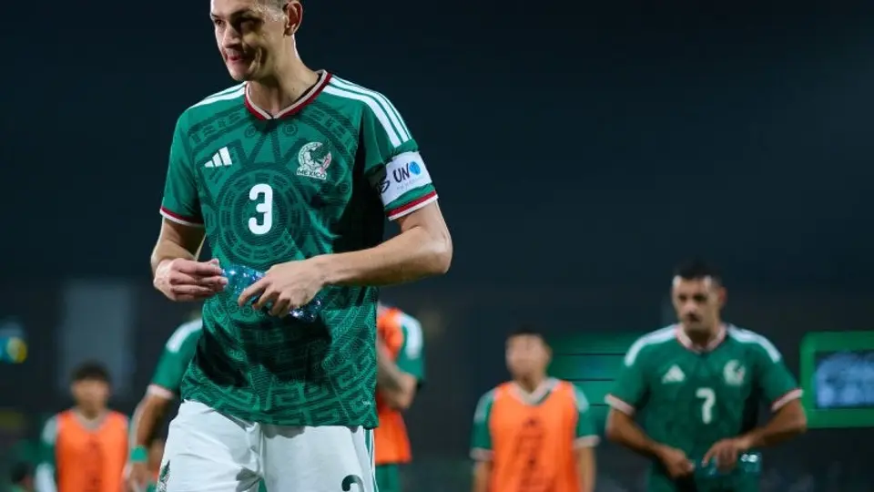 César Montes se une a la lista de capitanes del Tricolor en Mundiales