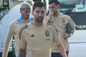 Conmovedor encuentro de Messi con Manu, el niño que padece del déficit que él sufrió en su infancia