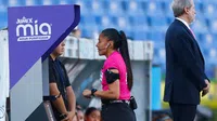 Cantante Guerrero critica al arbitraje de la Liga MX Femenil; asegura el mal uso del VAR