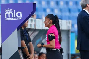 Cantante Guerrero critica al arbitraje de la Liga MX Femenil; asegura el mal uso del VAR