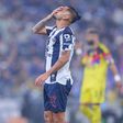 ¡Polémica arbitral! Jesús López le 'perdona' la roja a Tecatito Corona en el Rayados vs América