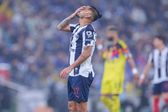 ¡Polémica arbitral! Jesús López le 'perdona' la roja a Tecatito Corona en el Rayados vs América