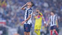 ¡Polémica arbitral! Jesús López le 'perdona' la roja a Tecatito Corona en el Rayados vs América