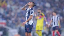 ¡Polémica arbitral! Jesús López le 'perdona' la roja a Tecatito Corona en el Rayados vs América