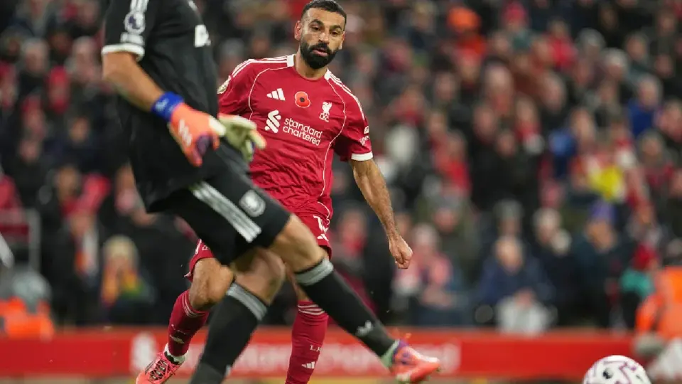 La increíble pifia del Dibu Martínez en el Aston Villa vs Liverpool