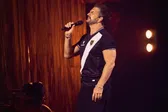 Ricardo Arjona consternado detiene su concierto en vivo al enterarse de la eliminación de Guatemala del Mundial