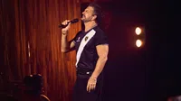 Ricardo Arjona consternado detiene su concierto en vivo al enterarse de la eliminación de Guatemala del Mundial