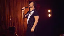 Ricardo Arjona consternado detiene su concierto en vivo al enterarse de la eliminación de Guatemala del Mundial