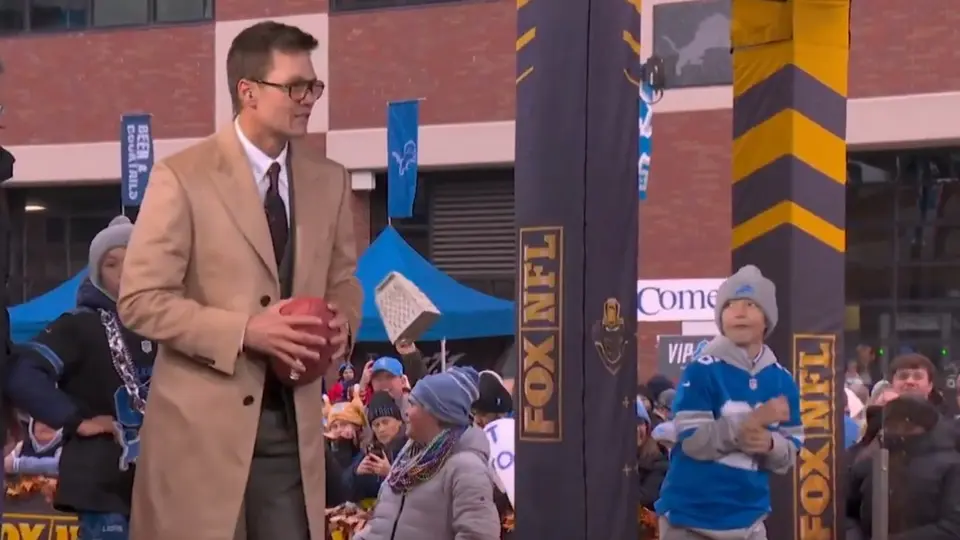 "Atrapa el maldito el balón": Recuerdan a Tom Brady ‘desliz’ con pequeño aficionado