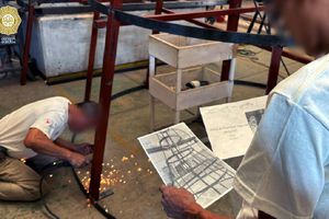 Internos del Reclusorio Norte crean árbol navideño monumental en CDMX