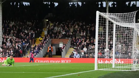 Aficionados del Fulham y Wolves se unieron para aclamar a Raúl Jiménez en la Premier League