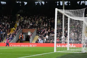 Aficionados del Fulham y Wolves se unieron para aclamar a Raúl Jiménez en la Premier League