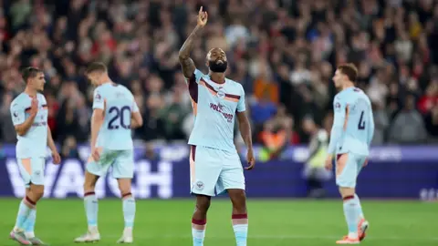 West Ham sufre otra derrota en casa ante un dominante Brentford en la Premier League
