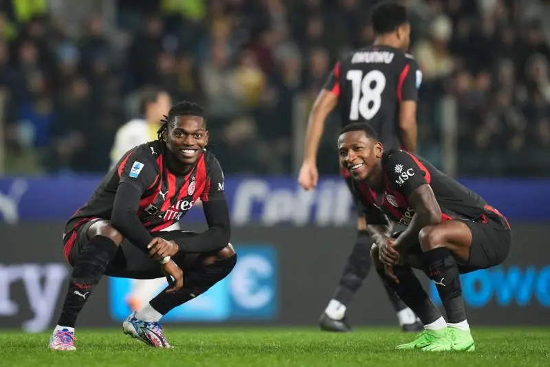 Pervis y Rafael Leao festejando | AP