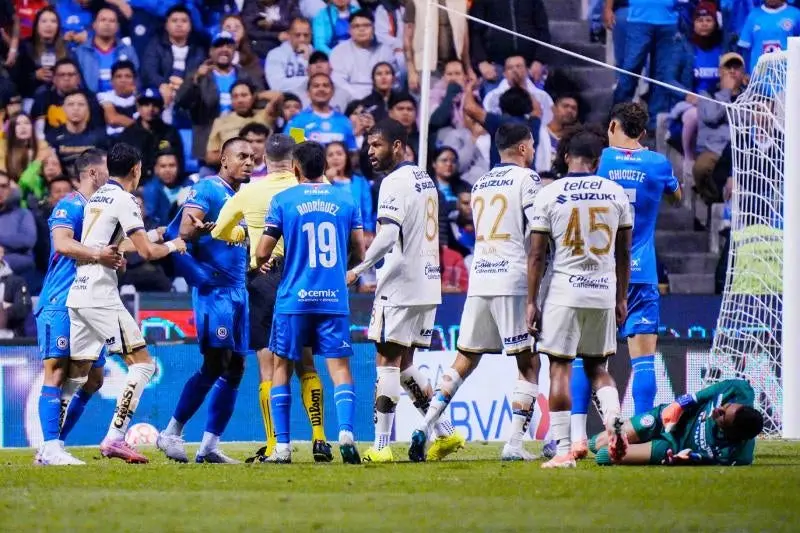 Jugadores de Pumas y Cruz Azul en conato de bronca tras entrada de Carrasquilla sobre Mier | IMAGO 7