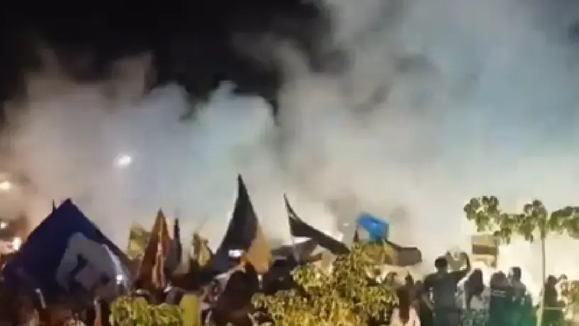 ¡Una locura! Afición recibe a Pumas con mega fiesta previo al juego ante León