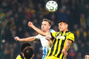 AEK Atenas de Orbelín Pineda derrota al U Craiova en la Conference League