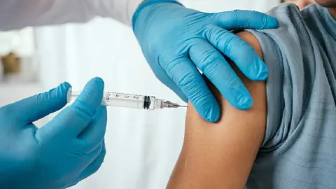 ¿Qué es la vacuna contra el virus sincicial respiratorio y quiénes deben aplicársela en México?